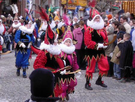 Les polichinelles.