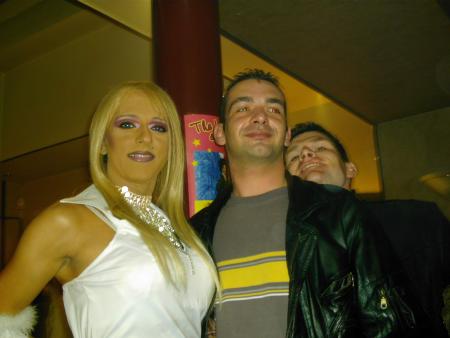 13.Manu en charmante compagnie.